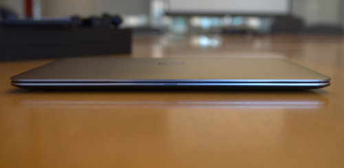 Cạnh dưới mặt trước máy dùng sợi carbon cùng với khung và vỏ nhôm, giúp sản phẩm có kiểu dáng mỏng.