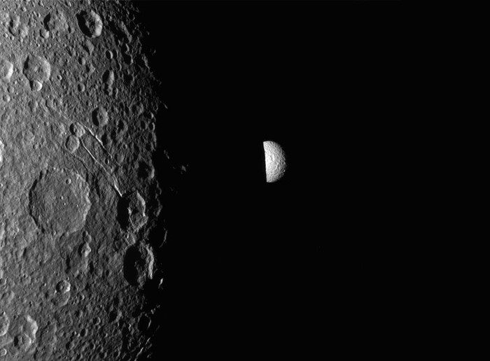 Mặt trăng Mimas của Sao Thổ xuất hiện phía sau “người hàng xóm” có kích thước lớn hơn nó là mặt trăng Dione, ảnh chụp bởi vệ tinh Cassini của NASA, 12/12/2011.