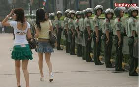 Cái sướng đầu tiên của chân dài là đi đâu cũng thu hút được ánh nhìn. Cái sướng đầu tiên của chân dài là đi đâu cũng thu hút được ánh nhìn.