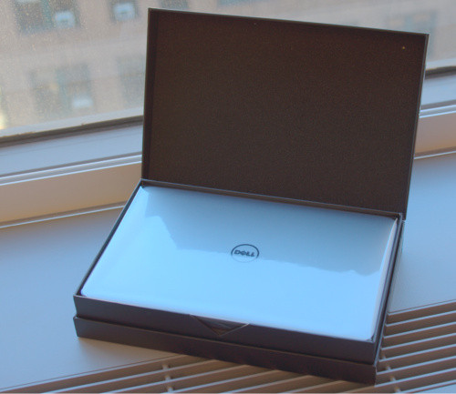 Dell XPS 13 có phần vỏ nhôm tuy không trang trí hoa văn gì sặc sỡ nhưng rất bóng bẩy. Logo của Dell làm bằng crôm được làm nổi bật trên nắp máy.