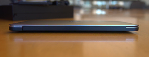 Bản lề đơn của máy giúp màn hình và phần còn lại của máy khớp nối chắc chắn với nhau.