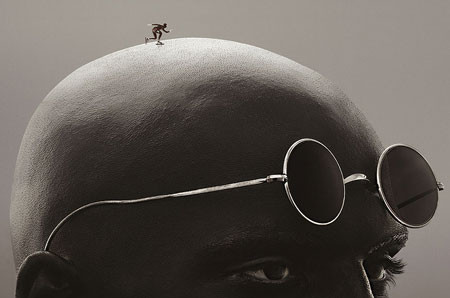 Chưa kể đến việc đầu hói làm nền cho khối kẻ... photoshop!