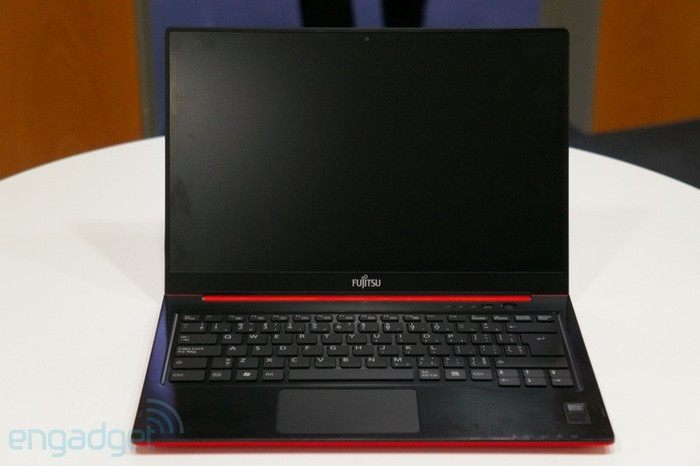 Vỏ máy chủ yếu được làm bằng hợp kim magie khiến cho máy có trọng lượng khá nhẹ, chỉ 1,5 Kg. Hiện tại giá của Lifebook vẫn chưa được công bố và theo nhà sản xuất thì Lifebook sẽ chính thức được bán ra vào đầu mùa hè