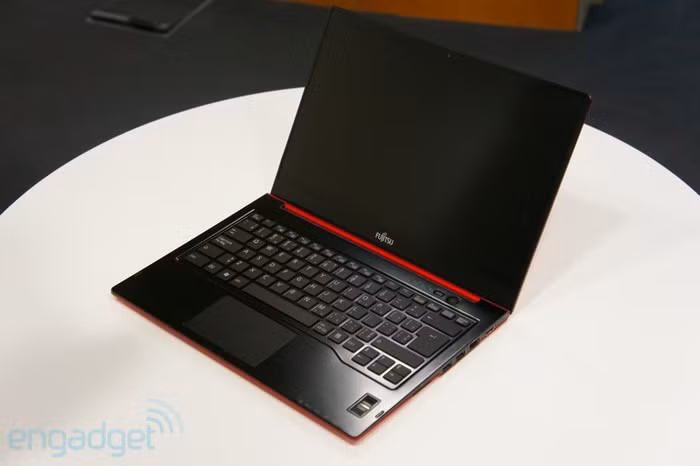 Bàn phím thiết kế dạng chiclet tích hợp đèn nền hỗ trợ