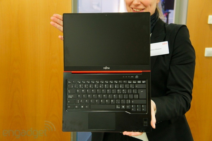 Vỏ máy chủ yếu được làm bằng hợp kim magie khiến cho máy có trọng lượng khá nhẹ, chỉ 1,5 Kg. Hiện tại giá của Lifebook vẫn chưa được công bố và theo nhà sản xuất thì Lifebook sẽ chính thức được bán ra vào đầu mùa hè