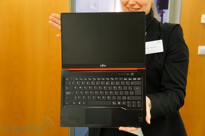 Vỏ máy chủ yếu được làm bằng hợp kim magie khiến cho máy có trọng lượng khá nhẹ, chỉ 1,5 Kg. Hiện tại giá của Lifebook vẫn chưa được công bố và theo nhà sản xuất thì Lifebook sẽ chính thức được bán ra vào đầu mùa hè