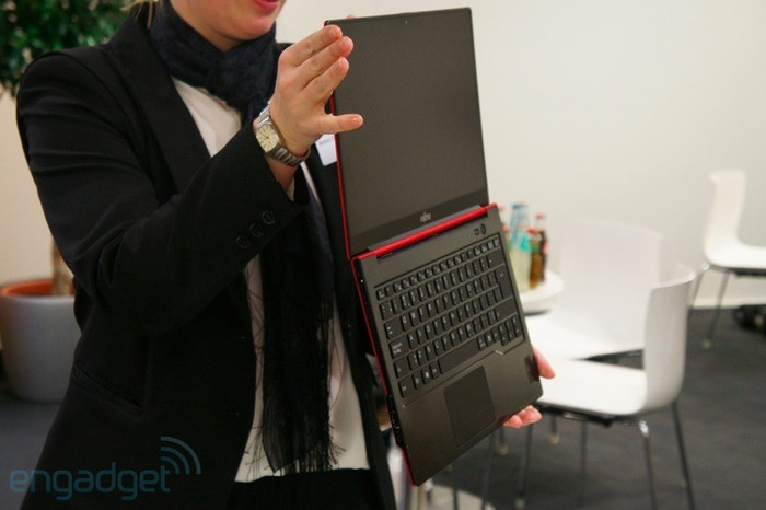 Vỏ máy chủ yếu được làm bằng hợp kim magie khiến cho máy có trọng lượng khá nhẹ, chỉ 1,5 Kg. Hiện tại giá của Lifebook vẫn chưa được công bố và theo nhà sản xuất thì Lifebook sẽ chính thức được bán ra vào đầu mùa hè