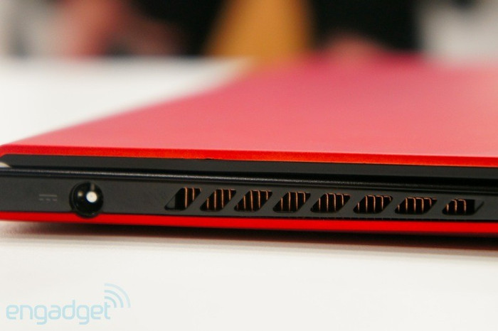 Khe tản nhiệt được bố trí nằm cạnh bên trái của máy.