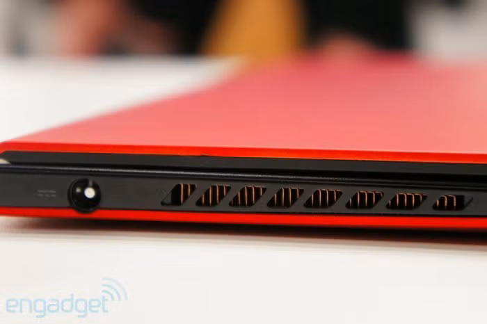 Khe tản nhiệt được bố trí nằm cạnh bên trái của máy.