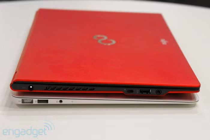 Phần dầy nhất của máy cũng chỉ 16mm (so sánh độ dầy của Lifebook với Macbook air)