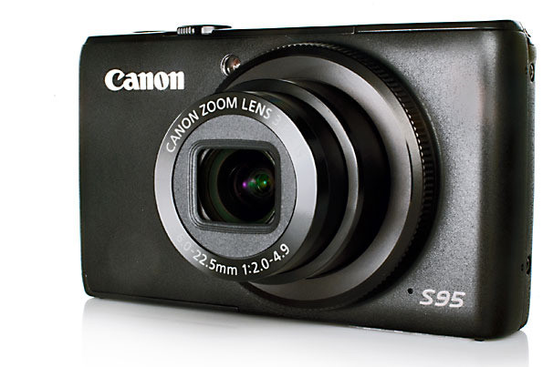 14. Canon PowerShot S95 Ưu điểm: Kích thước nhỏ gọn, có thể bỏ túi Truy cập nhanh chóng qua Control ring Chất lượng hình ảnh và video rất tốt Máy ảnh tiên tiến và dễ nắm bắt cho người mới bắt đầu Chế độ cảnh thú vị cho cả ảnh tĩnh và video Nhược điểm: Tuổi thọ pin không cao Tay nắm không nâng Chế độ chụp liên tục bị chậm Đánh giá: PowerShot S95 là máy hình hoàn hảo để phát triển nhờ nhỏ gọn và kết hợp xuất sắc giữa điều khiển tự động và chỉnh tay. Giá tham khảo: 349.00$ - 399.99$