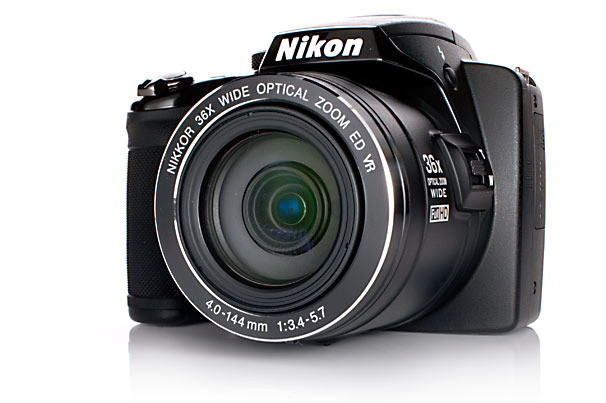 2. Nikon Coolpix P500 Ưu điểm: Chỉnh tự động và bằng tay rất cừ Zoom quang 36x, góc rộng 22.5mm Quay phim tốc độ cao và chế độ chụp liên tục Chất lượng hình không có gì phải phàn nàn Khung ngắm điện tử EVF và màn hình điều chỉnh LCD Nhược điểm: Không có chế độ chụp định dạng Raw Pin sạc trong máy Hình ảnh hơi “soft” Cơ chế kiểm soát rung ở tiêu cự dài nhất Đánh giá: Nikon Coolpix P500 zoom quang 36x là một máy ảnh tốc độ cao, linh hoạt với nhiều ứng dụng đáp ứng nhu cầu của người đam mê ảnh và những người chụp snapshot Giá tham khảo: 349.99$ - 399.97$