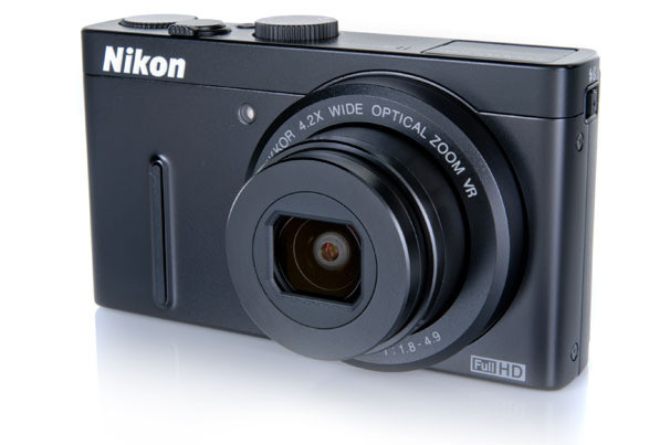 13. Nikon Coolpix P300 Ưu điểm: Chế độ chụp trong điều kiện ánh sáng yếu rất tuyệt vời Sử dụng ống kính f1.8 Tính năng tuyệt vời với mức giá hời Chỉnh tay khẩu độ và điều khiển màn trập Nhược điểm: Không có lấy nét bằng tay Không có chế độ chụp định dạng Raw Đánh giá: Nikon Coolpix P300 cung cấp ống kính f1.8, chế độ chỉnh tay, một giao diện dễ sử dụng với mức giá rất phù hợp Giá tham khảo: 276.00$ - 279.99$