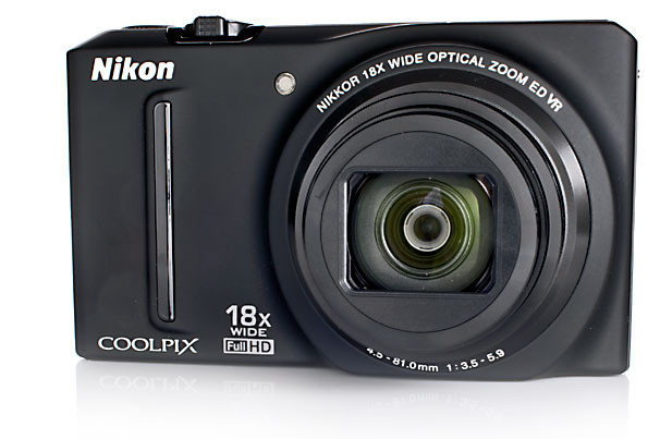 1. Nikon Coolpix S9100 Ưu điểm: Khả năng chụp marco rất tốt Ống kính zoom quang học 18x Có các tính năng chỉnh sửa ảnh trong điều kiện ánh sáng yếu Chất lượng hình tốt Cự kỳ dễ dàng khi sử dụng Gía cả cạnh tranh Mỏng và nhẹ hơn so với các loại máy ảnh siêu zoom khác Nhược điểm: Không có chế độ chụp ảnh Raw Không có chế độ Manual control Đánh giá: Nikon Coolpix S9100 là một con cưng hiếm hoi làm hài lòng cả người mới chơi và người đã “bắn súng” lâu năm dù cho nó không có chế độ điều khiển bằng tay. Nhờ chất lượng hình ảnh tuyệt vời và sự sáng tạo trong các chế độ điều khiển, bất cứ ai cũng vui thích khi dùng Nikon Coolpix S9100. Giá tham khảo: 249.00$ - 329.99$