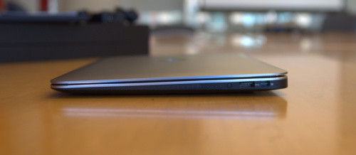 Cạnh phải Dell XPS 13