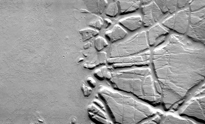 Một phần bề mặt khu vực đứt gãy Echus Chasma trên Sao Hoả, chụp vào ngày Lễ Giáng Sinh năm 2011, bởi thiết bị THEMIS đặt trên tàu thăm dò sao Hoả Odyssey, vốn gửi hình ảnh của hành tinh Đỏ về trái đất kể từ 02/2002.