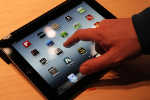 iPad mới không có phiên bản 128 GB giúp chứa nhiều dung lượng hơn. Ngoài ra, nó cũng không hỗ trợ khe cắm thẻ mở rộng để có thể bổ sung bộ nhớ khi cần. iPad mới không có phiên bản 128 GB giúp chứa nhiều dung lượng hơn. Ngoài ra, nó cũng không hỗ trợ khe cắm thẻ mở rộng để có thể bổ sung bộ nhớ khi cần.