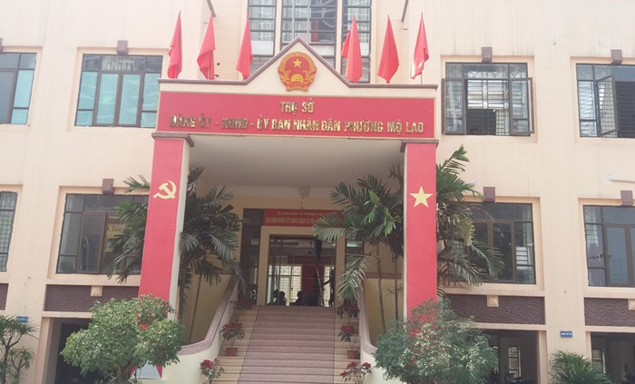 Trụ sở làm việc của UBND phường Mộ Lao chỉ cách công trình vi phạm có vài chục mét nhưng việc xử lý vẫn không được thực hiện. Ảnh Bảo Nam.