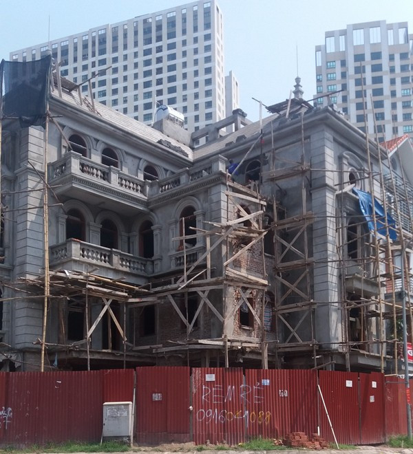 Mặc dù quận Hà Đông đã có quyết định xử lý nhưng công trình do bà Kiều Thị Hiền vẫn vô tư hoàn thiện. Ảnh Bảo Nam