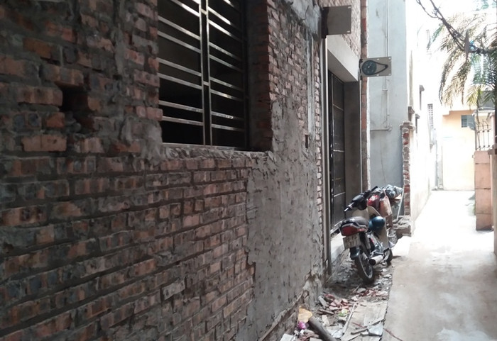 Hẻm vào các công trình này rất nhỏ, chỉ chưa đầy 2m nhưng chủ đầu tư lại cho xây dựng đến 6 tầng. Ảnh Bảo Nam.