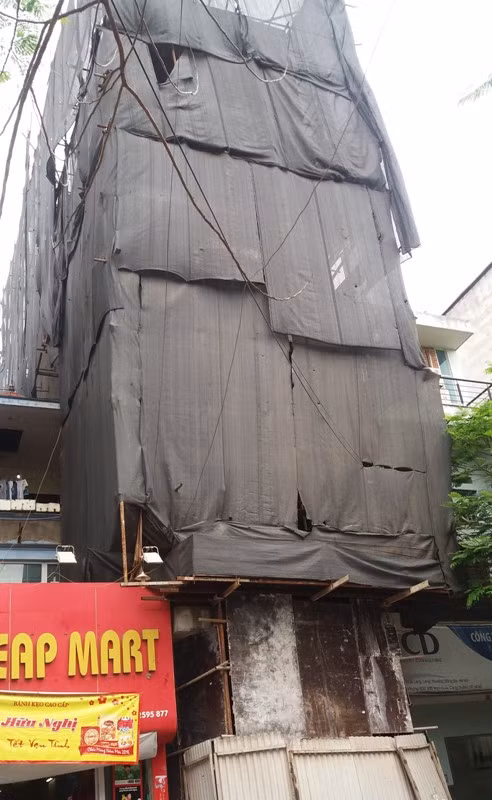 Công trình số 4 ngõ 157B và số 135 phố Chùa Láng cũng đang trong tình trạng này. Ảnh Bảo Nam. Công trình số 4 ngõ 157B và số 135 phố Chùa Láng cũng đang trong tình trạng này. Ảnh Bảo Nam.