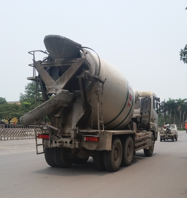 Chiếc xe bồn gây tai nạn đang được lực lượng chức năng dẫn độ về nơi xử lý. Ảnh Diệu Hiền.