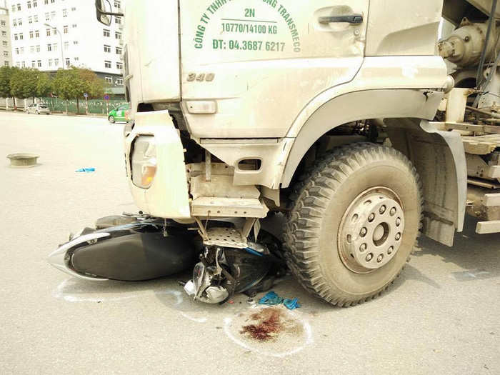 Vụ tai nạn trên đường Dương Đình Nghệ xảy ra vào khoảng 8h sáng ngày 20/04/2016 khiến một người gẫy chân và xương quai xanh. Ảnh CTV cung cấp.