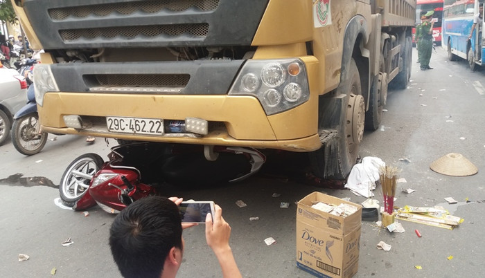 Vụ tai nạn thương tâm do xe quá tải gây ra trên đường Phạm Hùng, đoạn đối diện với bến xe Mỹ Đình. Vụ tai nạn thương tâm do xe quá tải gây ra trên đường Phạm Hùng, đoạn đối diện với bến xe Mỹ Đình.