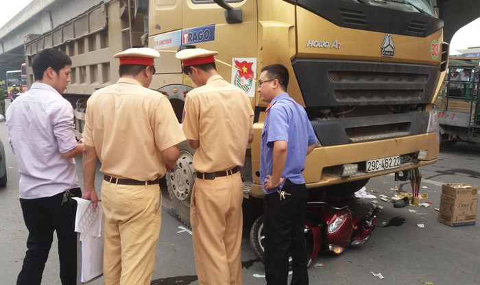 Lực lượng chức năng có mặt để xử lý vụ tai nạn thương tâm trên. Lực lượng chức năng có mặt để xử lý vụ tai nạn thương tâm trên.