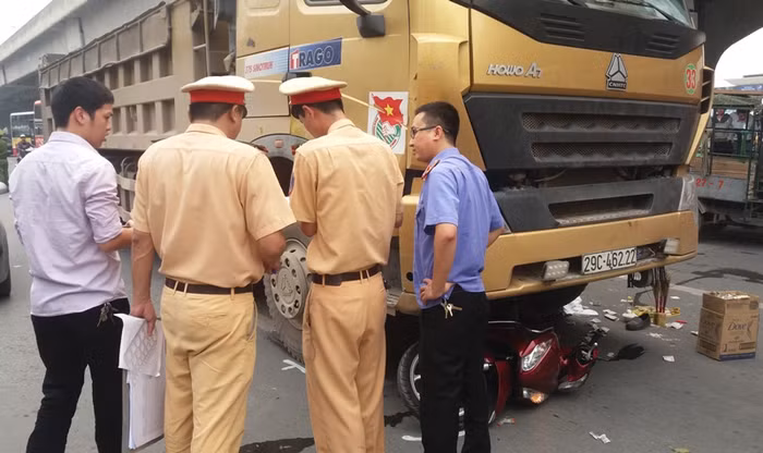 Lực lượng chức năng có mặt để xử lý vụ tai nạn thương tâm trên.