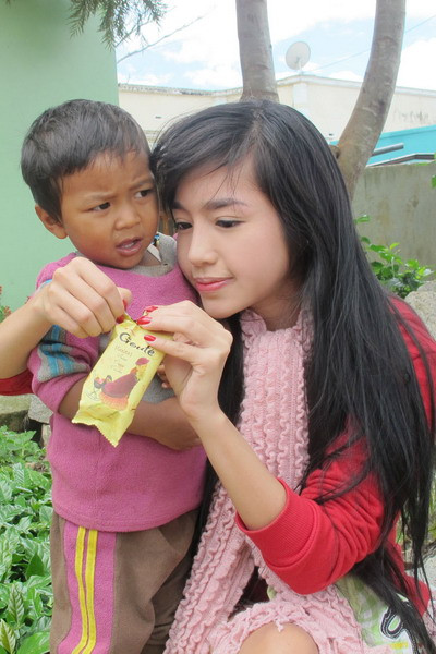 Cô ơi, đừng ôm chặt cháu quá thế, ngộp thở mất! Cô ơi, đừng ôm chặt cháu quá thế, ngộp thở mất!