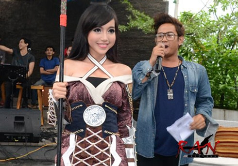 Anh MC này 'biết điều' đấy, khen mình xinh! Nếu không thì cây giáo trên tay... Anh MC này 'biết điều' đấy, khen mình xinh! Nếu không thì cây giáo trên tay...