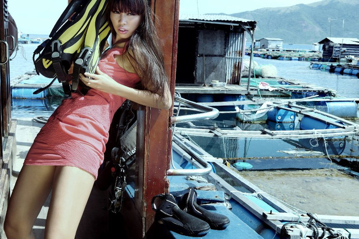 Dùng tạm ba lô để che nắng vậy... Dùng tạm ba lô để che nắng vậy...