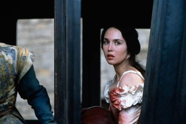 Isabelle Adjani sinh năm 1955, với bộ phim Possession (1981) cô đã nhận giải César nữ diễn viên xuất sắc nhất và nữ diễn viên xuất sắc tại Liên hoan phim Cannes; phim One Deadly Summer (1983), giành 4 giải César, cô nhận giải nữ diễn viên xuất sắc nhất; phim Camille Claudel (1988) được chỉ định 2 giải Oscar, đoạt 5 giải César trong đó cô đoạt giải nữ diễn viên xuất sắc nhất, giải Gấu bạc Liên hoan phim Berlin; phim Hoàng hậu Margot (1994), giành 5 giải César và 2 giải LHP Cannes và phim Skirt Day (2009) cô giành giải César nữ diễn viên xuất sắc nhất.