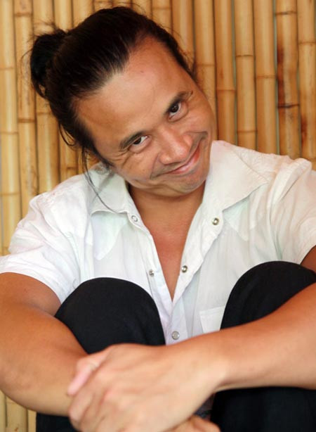 "Lê Hoàng ơi! Lê Hoàng đáng thương và đáng ghét ơi! Lê Minh Sơn đẹp hay xấu, thô hay tinh, to hay nhỏ thì phải để đàn bà nhận xét, chứ đâu cần đến Lê Hoàng?" Lê Minh Sơn phản pháo trước "quả bom" Lê Hoàng quăng vào anh. (Theo Đẹp) "Lê Hoàng ơi! Lê Hoàng đáng thương và đáng ghét ơi! Lê Minh Sơn đẹp hay xấu, thô hay tinh, to hay nhỏ thì phải để đàn bà nhận xét, chứ đâu cần đến Lê Hoàng?" Lê Minh Sơn phản pháo trước "quả bom" Lê Hoàng quăng vào anh. (Theo Đẹp)