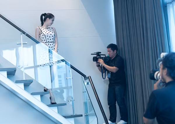 Hình như anh này lần đầu gặp người xinh nên lúng túng mãi không quay được hình!!!