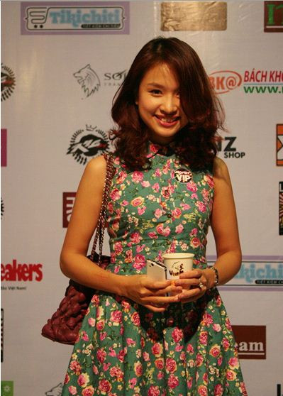 Chia vui cùng các dancer và những bạn trẻ đam mê hiphop, Thanh Vân Hugo đã đến từ rất sớm. Cô chia sẻ, "Lần đầu tiên được đến tham dự một chương trình do các bạn sinh viên tổ chức, Thanh Vân rất ấn tượng trước tài năng vũ đạo của các bạn trẻ ngày nay. Mong rằng các bạn sẽ cháy hết mình với niềm đam mê của bản thân". (Theo 24h) Chia vui cùng các dancer và những bạn trẻ đam mê hiphop, Thanh Vân Hugo đã đến từ rất sớm. Cô chia sẻ, "Lần đầu tiên được đến tham dự một chương trình do các bạn sinh viên tổ chức, Thanh Vân rất ấn tượng trước tài năng vũ đạo của các bạn trẻ ngày nay. Mong rằng các bạn sẽ cháy hết mình với niềm đam mê của bản thân". (Theo 24h)