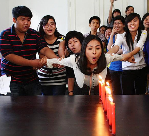 Các cô, các chú đừng cản chị!