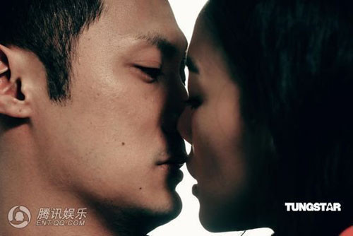 Tình Mê có đề tài nhạy cảm và bao gồm nhiều cảnh giường chiếu táo bạo. Phim đưa ra nhiều vấn đề gây tranh cãi về sự mê hoặc của ái tình cũng như những tham vọng của con người. Cũng chính vì vậy, bộ phim đã rất vất vả mới qua qua khâu kiểm duyệt khắt khe của Trung Quốc. Tình Mê có đề tài nhạy cảm và bao gồm nhiều cảnh giường chiếu táo bạo. Phim đưa ra nhiều vấn đề gây tranh cãi về sự mê hoặc của ái tình cũng như những tham vọng của con người. Cũng chính vì vậy, bộ phim đã rất vất vả mới qua qua khâu kiểm duyệt khắt khe của Trung Quốc.