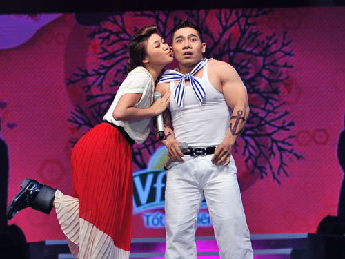 Anh Mách ơi, em hôn giả vờ mà anh cũng bất ngờ à... Anh Mách ơi, em hôn giả vờ mà anh cũng bất ngờ à...