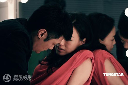 Một mình thể hiện hai vai và cả hai nhân vật đều có những phân cảnh tình cảm lãng mạn với nam chính Dư Văn Lạc nên Thư Kỳ phải rất vất vả thực hiện các cảnh tình cảm trong tác phẩm Tình Mê. Loạt ảnh mới của bộ phim phần nào cho thấy điều này. Một mình thể hiện hai vai và cả hai nhân vật đều có những phân cảnh tình cảm lãng mạn với nam chính Dư Văn Lạc nên Thư Kỳ phải rất vất vả thực hiện các cảnh tình cảm trong tác phẩm Tình Mê. Loạt ảnh mới của bộ phim phần nào cho thấy điều này.