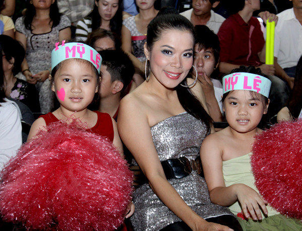 Mỹ Lệ hạnh phúc khi có các con đồng hành trong cuộc thi ca hát mang mục đích từ thiện. (Theo ngoisao) Mỹ Lệ hạnh phúc khi có các con đồng hành trong cuộc thi ca hát mang mục đích từ thiện. (Theo ngoisao)