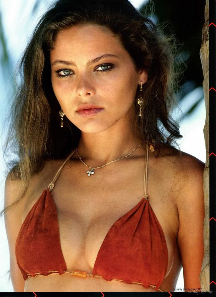 Ornella Muti sinh năm 1955, thành công với các phim Viva l'Italia (1977, được đề cử giải Oscar phim tiếng nước ngoài hay nhất), The Last Woman (1976, đóng cùng Gérard Depardieu), The Bishop's Room (1977, giành giải David di Donatello phim hay nhất), Tales of Ordinary Madness (1981, giành 4 giải David di Donatello), The Future Is Woman (1984),... Nữ diễn viên được bình chọn là "Người phụ nữ đẹp nhất thế giới" vào năm 1994 bởi một cuộc thăm dò trên toàn thế giới của các độc giả của tạp chí Class.