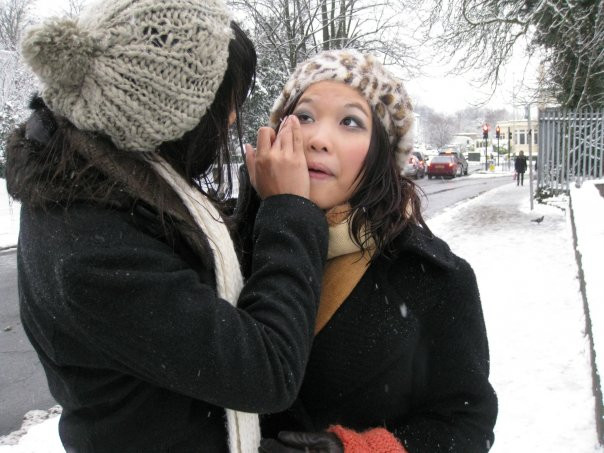 Để chị xóa bớt phấn mắt cho, em vẽ đậm trông như bị chồng đánh ấy! Để chị xóa bớt phấn mắt cho, em vẽ đậm trông như bị chồng đánh ấy!