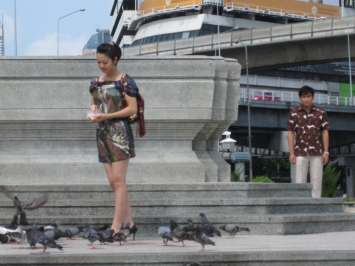 Đàn ông thật là... Đã nói không yêu rồi mà cứ lằng nhằng đi theo người ta mãi! Đàn ông thật là... Đã nói không yêu rồi mà cứ lằng nhằng đi theo người ta mãi!