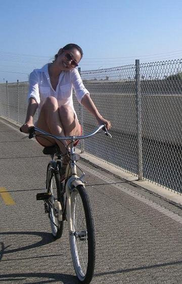 Các bạn có muốn ngắm Jennifer Phạm "bốc đầu" ngoạn mục trên đường quốc lộ không? Các bạn có muốn ngắm Jennifer Phạm "bốc đầu" ngoạn mục trên đường quốc lộ không?