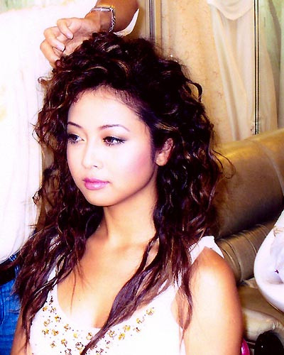 Tóc có vẻ "không họ hàng" gì với khuôn mặt của Jennifer Phạm. Thời trang là cứ phải... xoăn tít? Tóc có vẻ "không họ hàng" gì với khuôn mặt của Jennifer Phạm. Thời trang là cứ phải... xoăn tít?