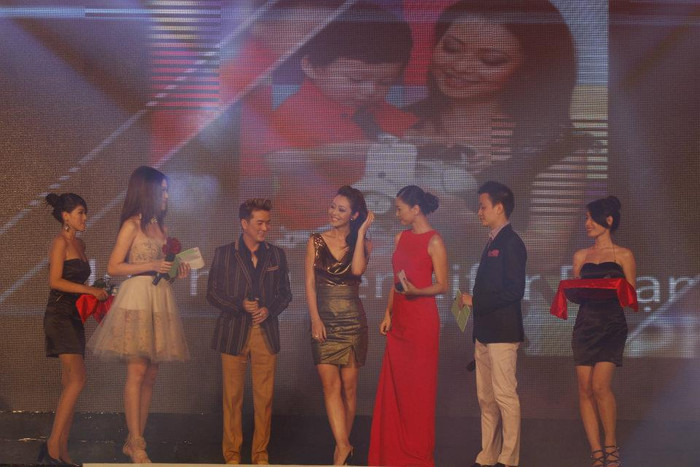 Mr Đàm đang nói: "Jennifer ơi, anh ngại quá, sao hôm nay anh lại thấp nhất hội thế nhỉ"? Mr Đàm đang nói: "Jennifer ơi, anh ngại quá, sao hôm nay anh lại thấp nhất hội thế nhỉ"?