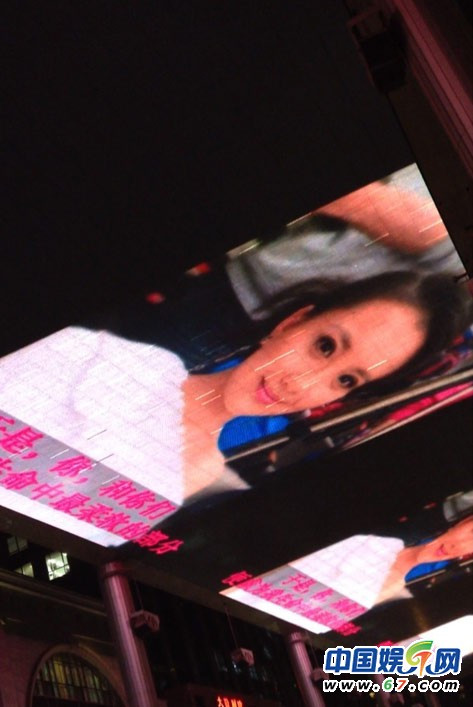 Tối ngày 22/3 vừa qua, vị hoàng đế thoái vị ngày nào trong phim đã tổ chức cầu hôn gây bất ngờ và xôn xao dư luận tại Bắc Kinh. Người anh muốn cầu hôn, không ai khác, chính là Tôn Thiến, diễn viên xinh đẹp từng tham gia khá nhiều bộ phim như Mẫu nghi thiên hạ (vai Phùng Viên) năm 2008, phim Dao găm năm 2009, phim chuyển thể Hậu cung Chân hoàn truyện (vai Cận Tịch) năm 2010, các phim Nhà tôi dưới núi Trường Bạch, và Sương mù thị trấn Liêu năm 2011... Trong ảnh: Màn hình lớn hiển thị hình ảnh tình yêu và cô bạn gái xinh đẹp