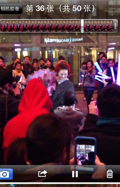 Sau đó chàng trai quỳ xuống ngỏ lời cầu hôn với người yêu trước bao người tò mò đến vây quanh.